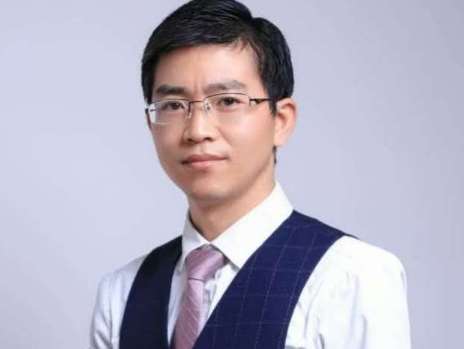 東方整形醫(yī)院何杰醫(yī)生怎么樣？是一位博士，在整形界內(nèi)有較高的聲譽(yù)