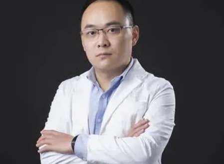 整容醫(yī)生黃雄飛怎么樣？于07年獲得了博士學(xué)位之后就不斷的進(jìn)行發(fā)展