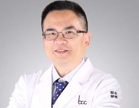 廣州隆鼻醫(yī)生歐陽春怎么樣？在隆鼻方面的研究頗深，能夠?qū)⑶把氐募夹g(shù)靈活運用到實際手術(shù)當(dāng)中