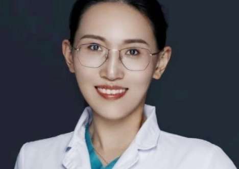 蔣萱面診雙眼皮醫(yī)生怎么樣？是國內整形專家，并且還擔任著多個社會職位