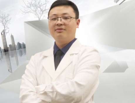 鄒功偉做雙眼皮怎么樣？擔任著上海玫瑰美容醫(yī)院的主任醫(yī)生，有多年的臨床經(jīng)驗