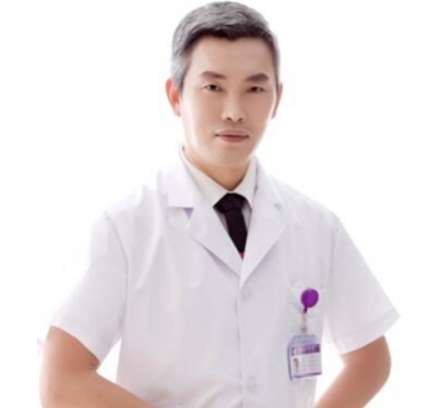 李英春脂肪隆胸怎么樣？是燒傷整形科的主任醫(yī)師，也是一名副教授